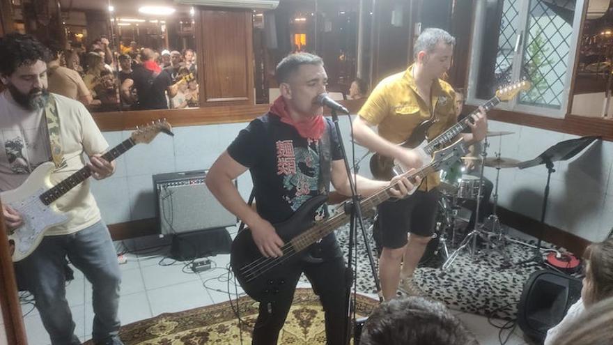 El grupo No Namers, en la fiesta de despedida del bar de la Rosario, en Zumarraga