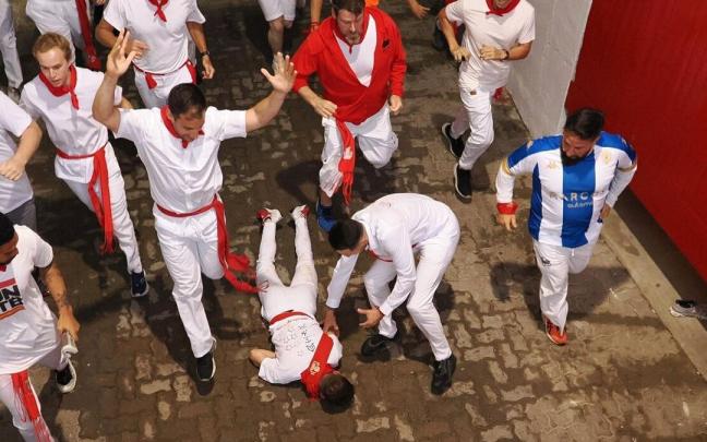 Iván Olivares, inconsciente en el callejón tras pasarle la manada por encima.