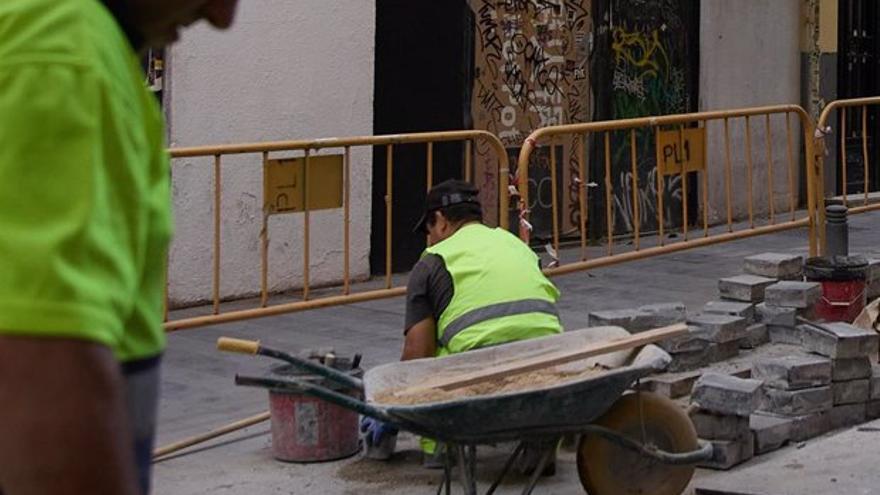 Un trabajador realizando su tarea