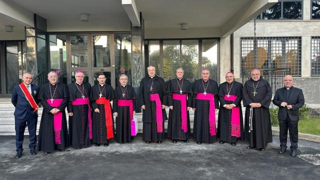 Los obispos de la Comisión Ejecutiva de la Conferencia Episcopal Española antes de reunirse con el Papa León XIV.
