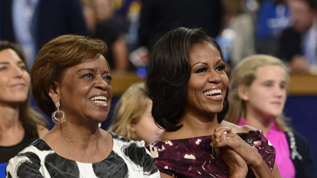 Marian Robinson y Michelle Obama. | Robinson se mudó a la Casa Blanca durante los dos mandatos de Barack Obama para ayudar en la crianza de sus nietas menores.