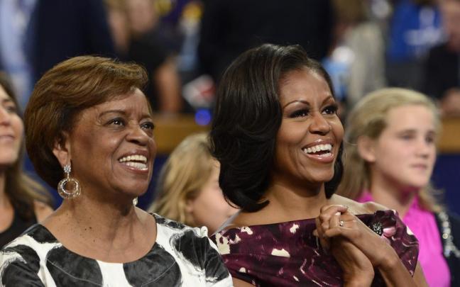 Marian Robinson y Michelle Obama. | Robinson se mudó a la Casa Blanca durante los dos mandatos de Barack Obama para ayudar en la crianza de sus nietas menores. / EFE Marian Robinson y Michelle Obama. | Robinson se mudó a la Casa Blanca durante los dos mandatos de Barack Obama para ayudar en la crianza de sus nietas menores.