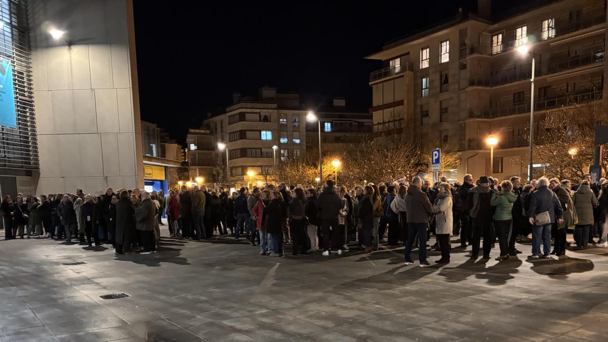 Alrededor de doscientas personas se han concentrado ante el Espacio Palmera Montero.