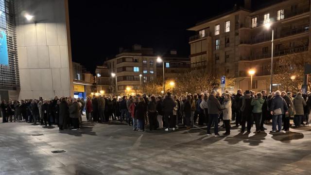 Alrededor de doscientas personas se han concentrado ante el Espacio Palmera Montero.