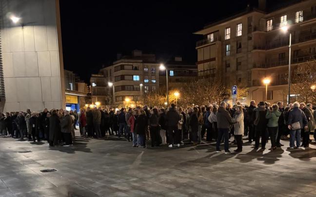 Alrededor de doscientas personas se han concentrado ante el Espacio Palmera Montero.