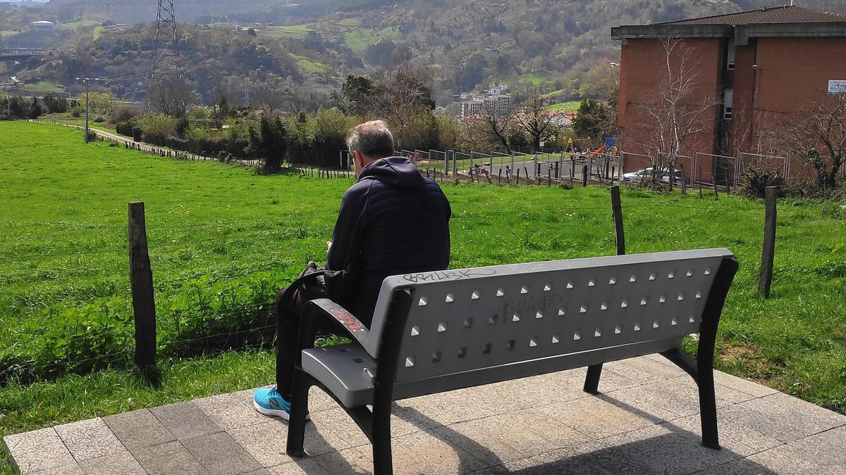 Un vecino descansa en la zona de La Llana que forma parte de la parcela donde se edificará.