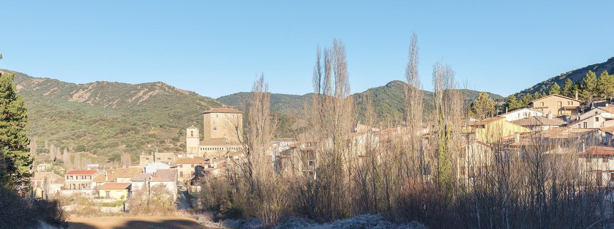 Panorámica de Biel con la sierra de Santo Domingo al fondo.