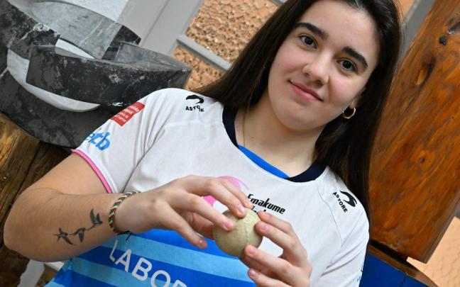 Enara Gaminde posa en la Casa de Cultura de Gernika-Lumo.