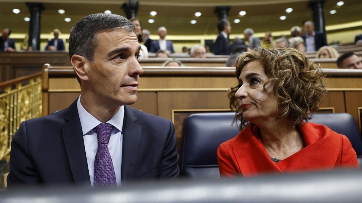 Sánchez junto a la vicepresidenta y ministra de Hacienda, María Jesús Montero.