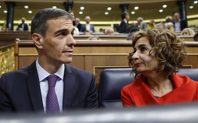 Sánchez junto a la vicepresidenta y ministra de Hacienda, María Jesús Montero. / EFE Sánchez junto a la vicepresidenta y ministra de Hacienda, María Jesús Montero.