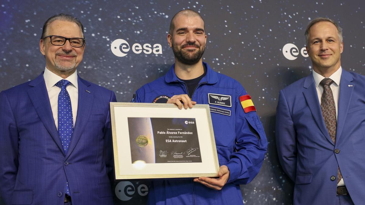 El leonés Pablo Álvarez posa con su diploma durante la graduación.