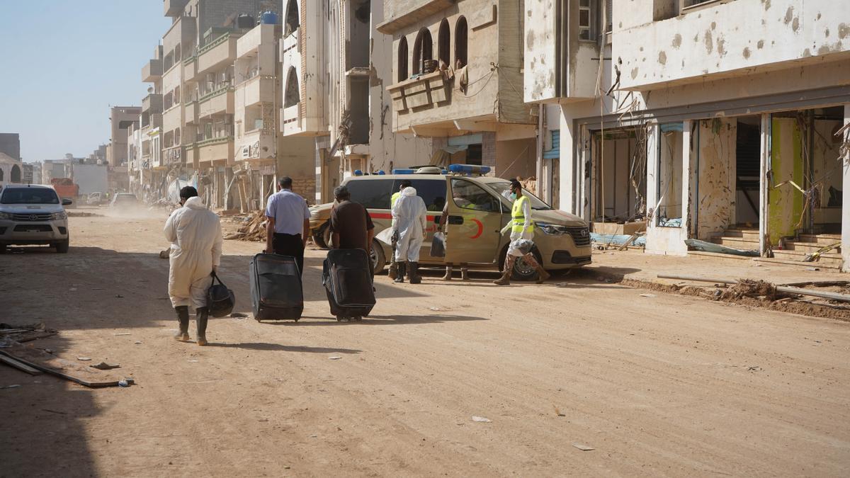 Varias personas caminando por la ciudad de Derna.