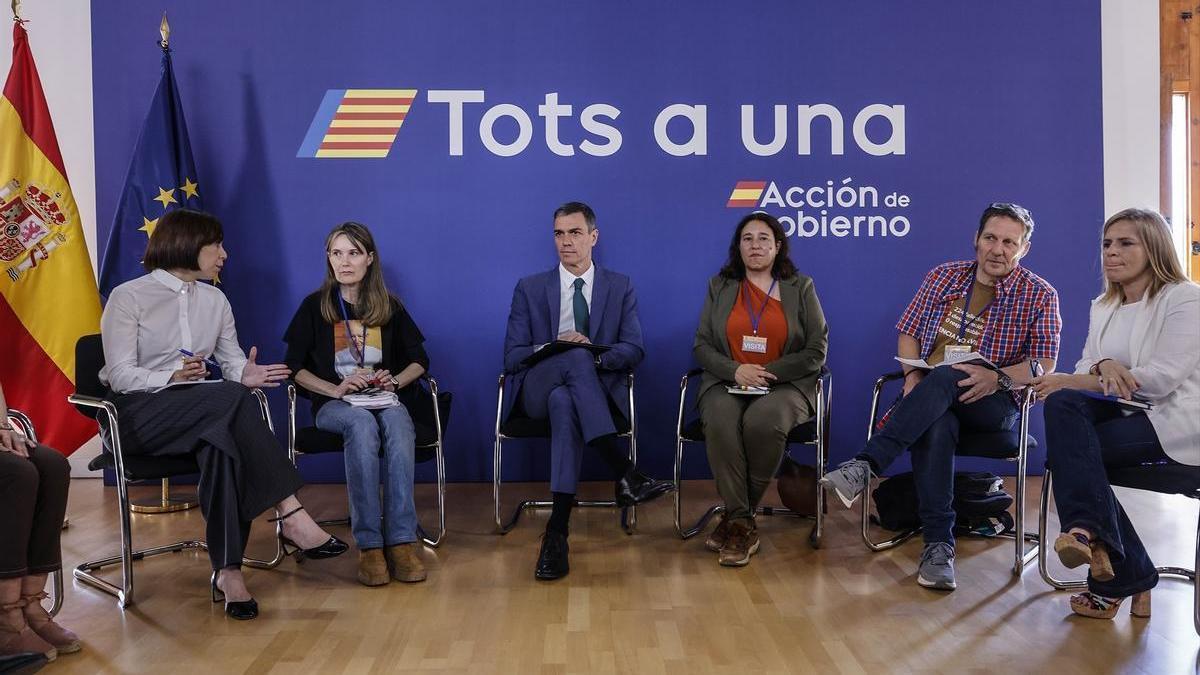 El presidente del Gobierno español, Pedro Sánchez (3i), y la ministra de Ciencia Innovación y Universidades, Diana Morant (1i), durante su reunión con asociaciones de víctimas de la dana.