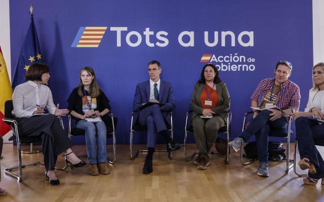 El presidente del Gobierno español, Pedro Sánchez (3i), y la ministra de Ciencia Innovación y Universidades, Diana Morant (1i), durante su reunión con asociaciones de víctimas de la dana.