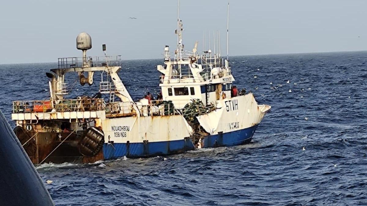El pesquero 'Tafra 3', con una gran brecha en el costado de estribor tras el choque con el buque 'Right Whale' frente a la costa de Mauritania.