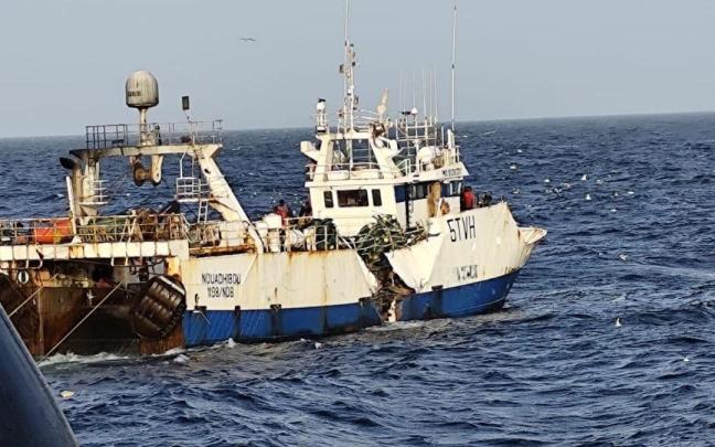El pesquero 'Tafra 3', con una gran brecha en el costado de estribor tras el choque con el buque 'Right Whale' frente a la costa de Mauritania.