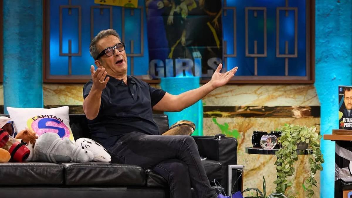 Andreu Buenafuente visita el programa 'La Revuelta', presentado por David Broncano, para promocionar su esperado regreso a la televisión pública con 'Futuro imperfecto'