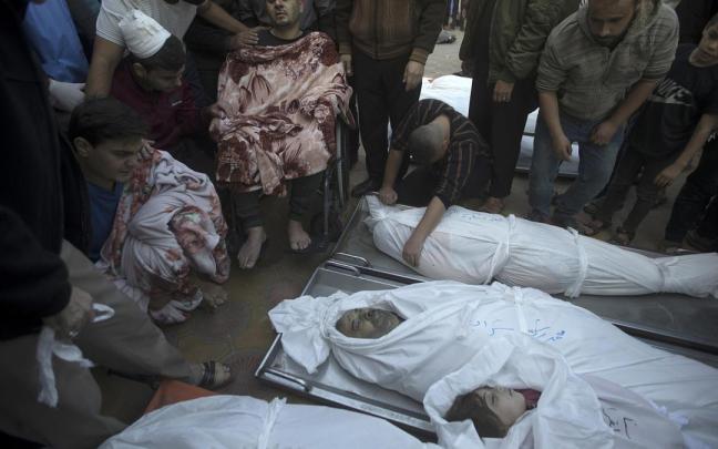 Israel traslada la ofensiva terrestre al sur de Gaza donde se hacinan los refugiados