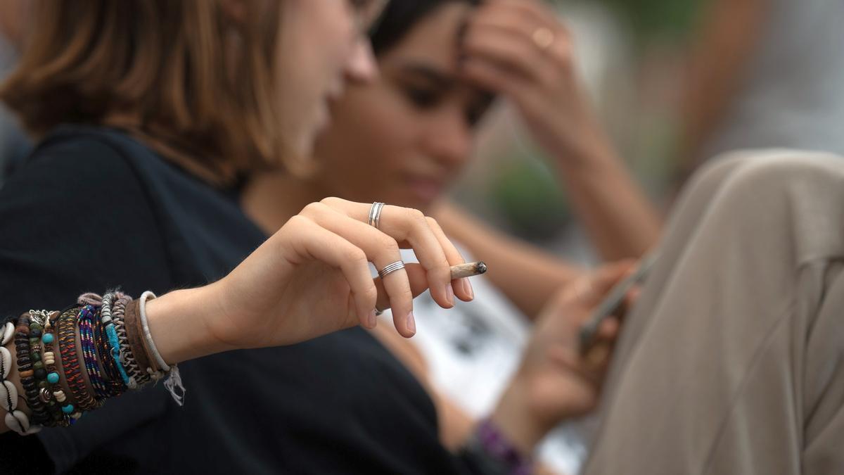 Varias jóvenes fuman en las inmediaciones de un centro escolar.