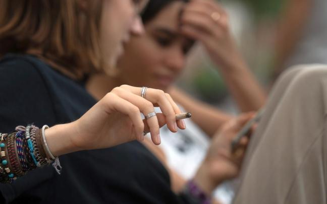 Varias jóvenes fuman en las inmediaciones de un centro escolar. Varias jóvenes fuman en las inmediaciones de un centro escolar.
