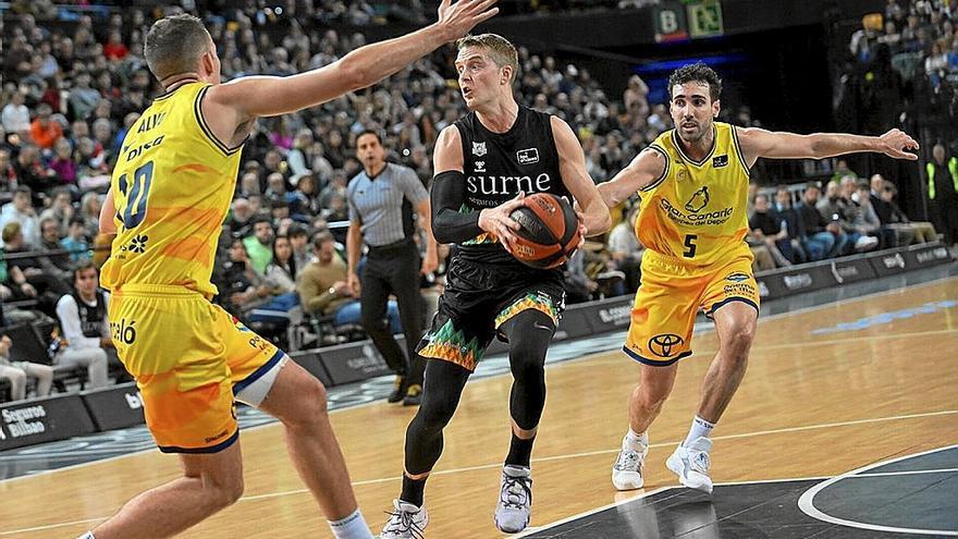 Hakanson dirige el juego en el partido de ida entre el Bilbao Basket y el Gran Canaria.