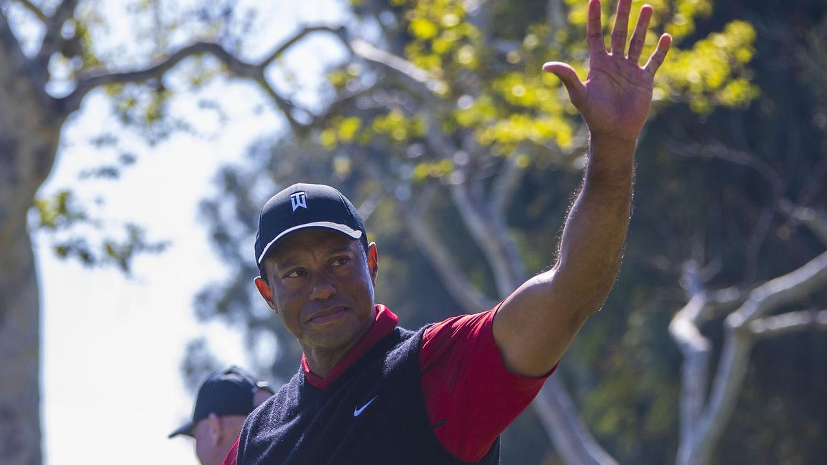 Tiger Woods saluda al público durante un torneo.