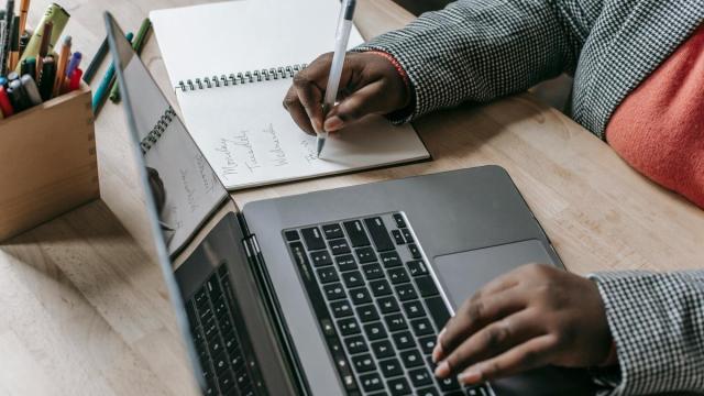 Una persona desempeñando tareas profesionales desde su hogar.