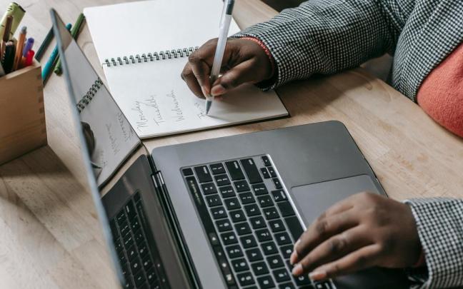 Una persona desempeñando tareas profesionales desde su hogar.