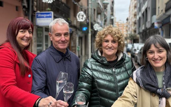 El edil, junto a responsables de Laurak Bat.