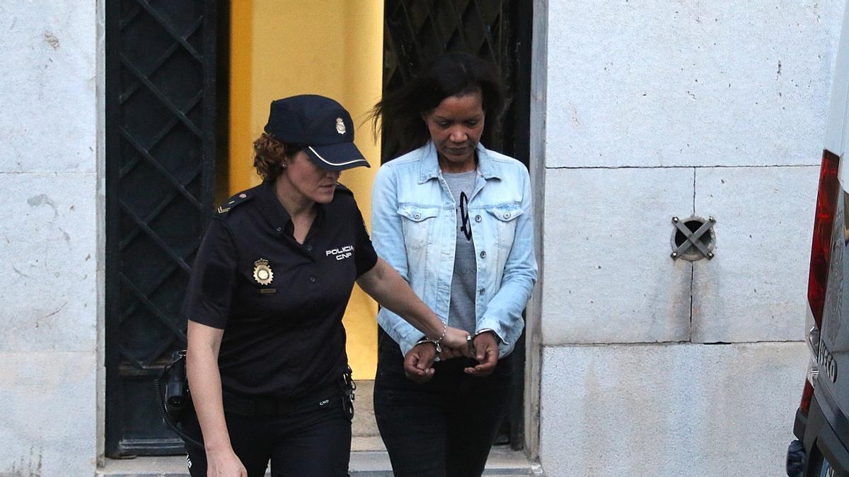 Una policía acompaña a Ana Julia Quezada a su salida de los juzgados.