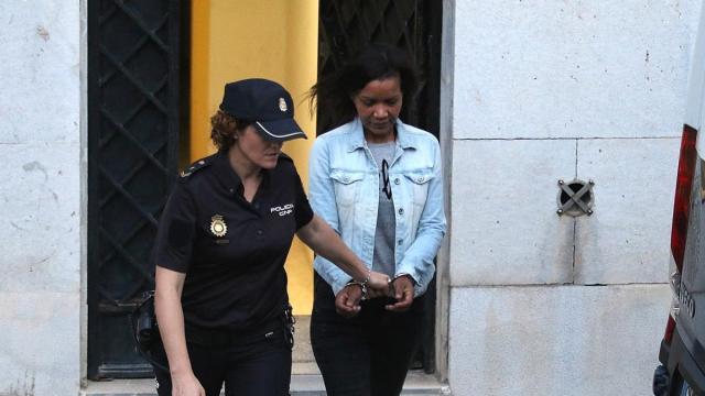 Una policía acompaña a Ana Julia Quezada a su salida de los juzgados.
