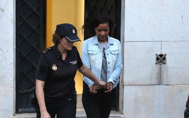 Una policía acompaña a Ana Julia Quezada a su salida de los juzgados. / EP Una policía acompaña a Ana Julia Quezada a su salida de los juzgados.