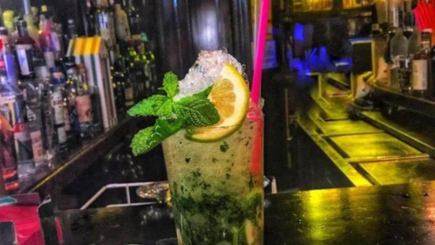 En el Churchill cuentan con un repertorio de 90 cócteles