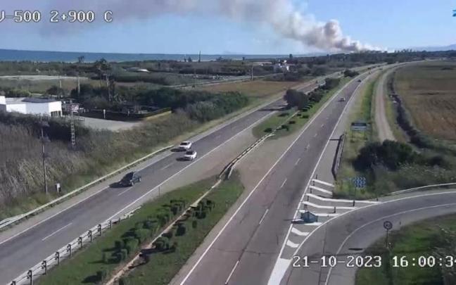 El incendio de El Saler, Valencia, desde una cámara de tráfico. El incendio de El Saler, Valencia, desde una cámara de tráfico.