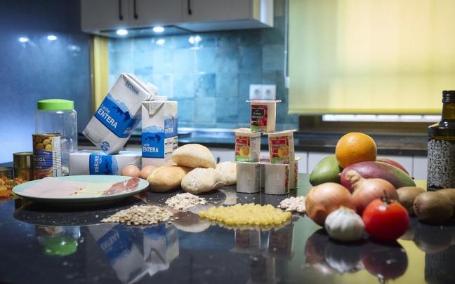 Varios productos habituales de la cesta de la compra.