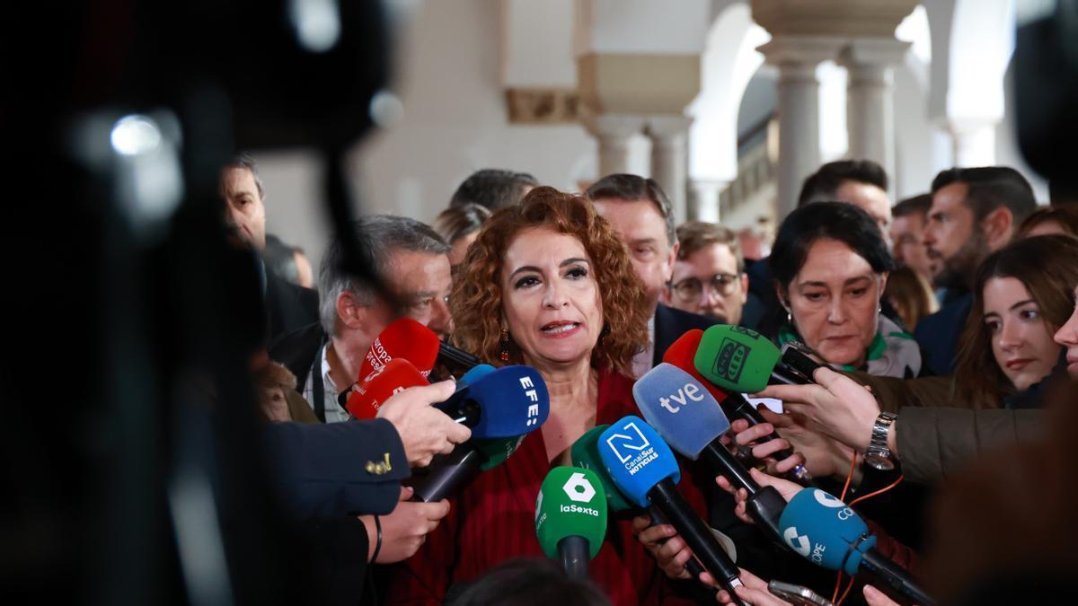 La vicepresidenta primera del Gobierno español y ministra de Hacienda, María Jesús Montero, atiende a los medios en el Parlamento andaluz.