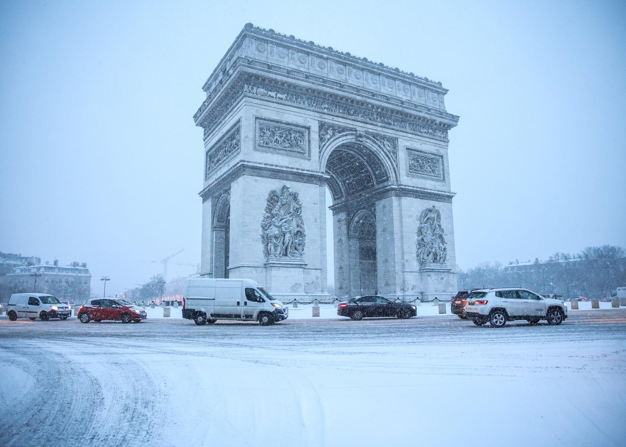 07 January 2026, France, Saint Ouen: Snow covers the Arc de Trio