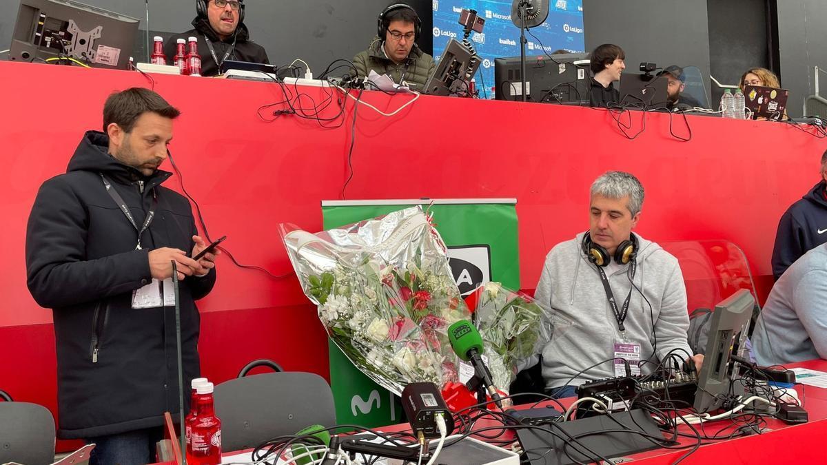 Compañeros de la prensa vizcaina han rendido homenaje en San Mamés al recientemente fallecido Luisfer Baranda.
