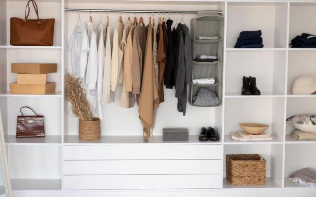 Prendas de ropa perfectamente ordenadas en un armario.