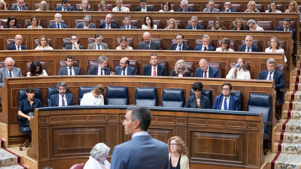 Pedro Sánchez se dirige a la bancada del PP en el Congreso.