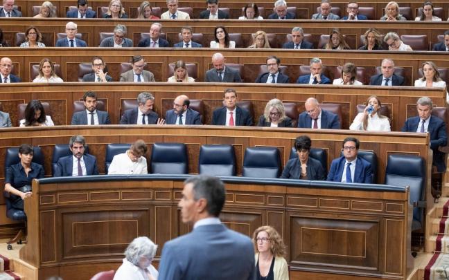 Pedro Sánchez se dirige a la bancada del PP en el Congreso.