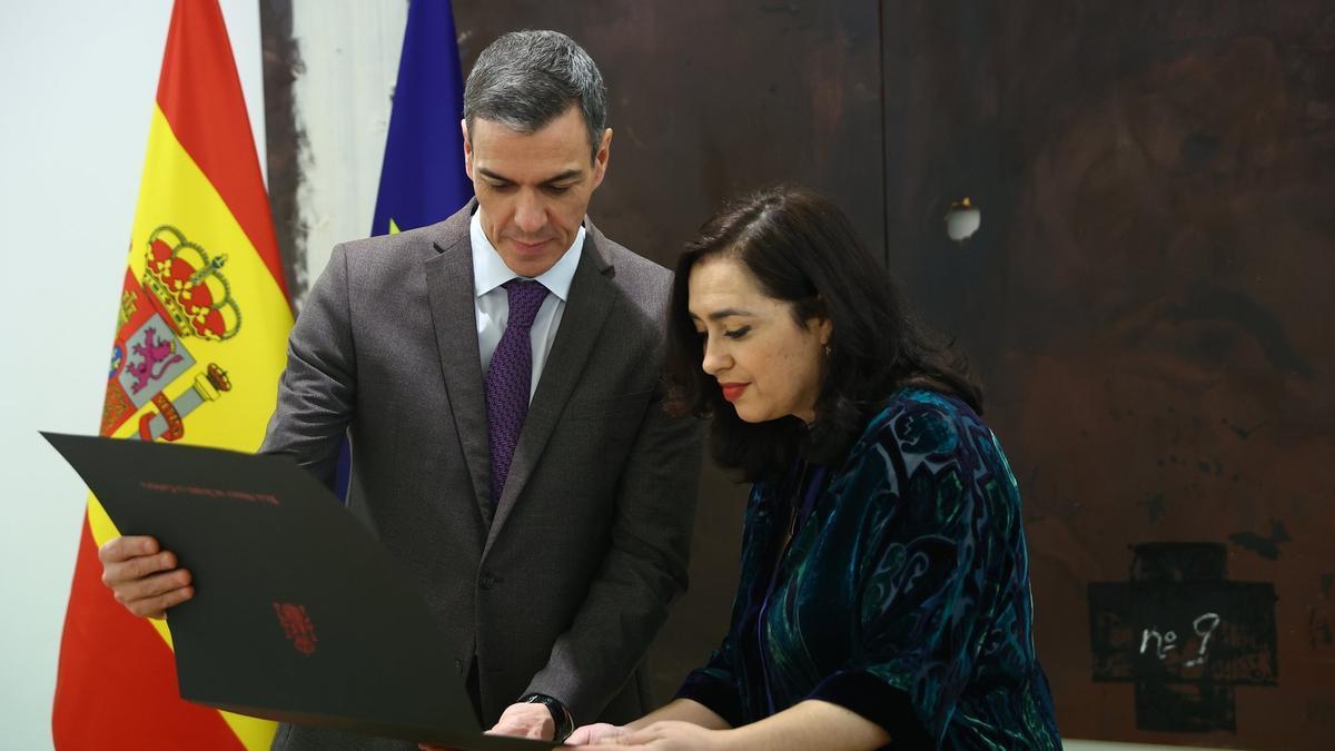 El presidente del Gobierno español, Pedro Sánchez, junto a la hija de Marisa Paredes, María Isasi