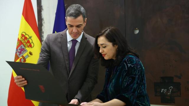 El presidente del Gobierno español, Pedro Sánchez, junto a la hija de Marisa Paredes, María Isasi