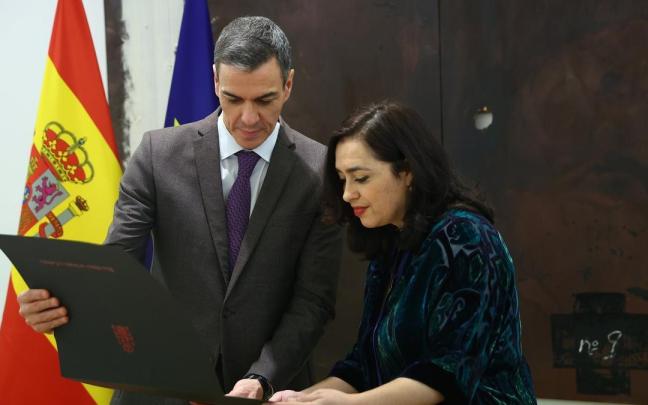 El presidente del Gobierno español, Pedro Sánchez, junto a la hija de Marisa Paredes, María Isasi