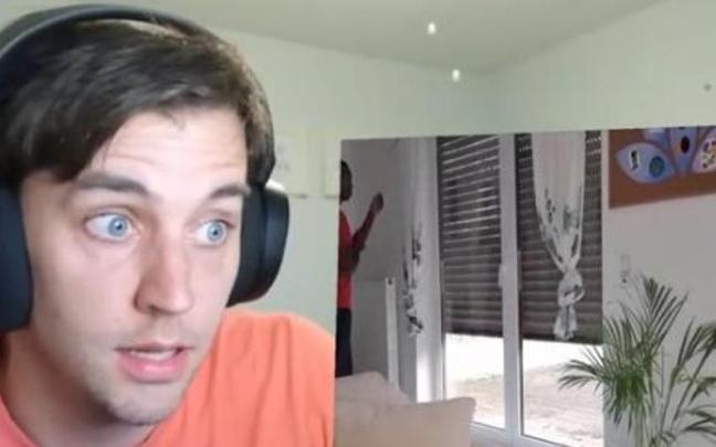 Un estadounidense, fascinado al ver una persiana.