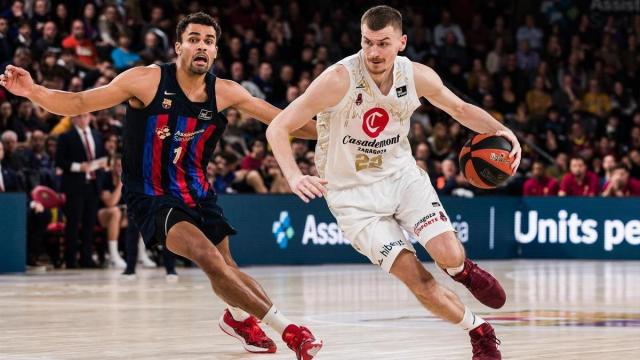 Borisa Simanic (d), del Casademont Zaragoza, en un partido contra el FC Barcelona