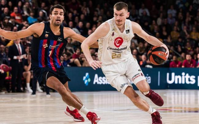 Borisa Simanic (d), del Casademont Zaragoza, en un partido contra el FC Barcelona Borisa Simanic (d), del Casademont Zaragoza, en un partido contra el FC Barcelona