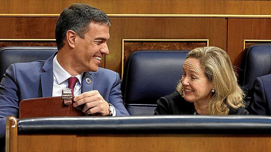 El presidente del Gobierno español, Pedro Sánchez, con la vicepresidenta Nadia Calviño, en una anterior sesión del Congreso de los Diputados.