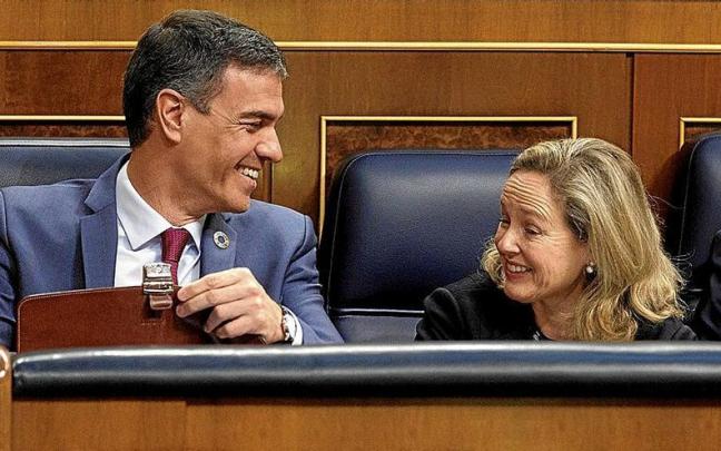 El presidente del Gobierno español, Pedro Sánchez, con la vicepresidenta Nadia Calviño, en una anterior sesión del Congreso de los Diputados.