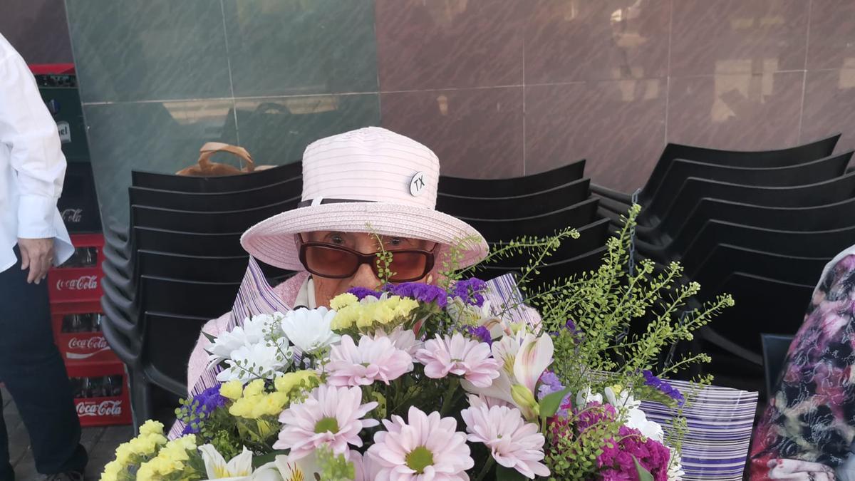 Escondida detrás de un hermoso ramo de flores.